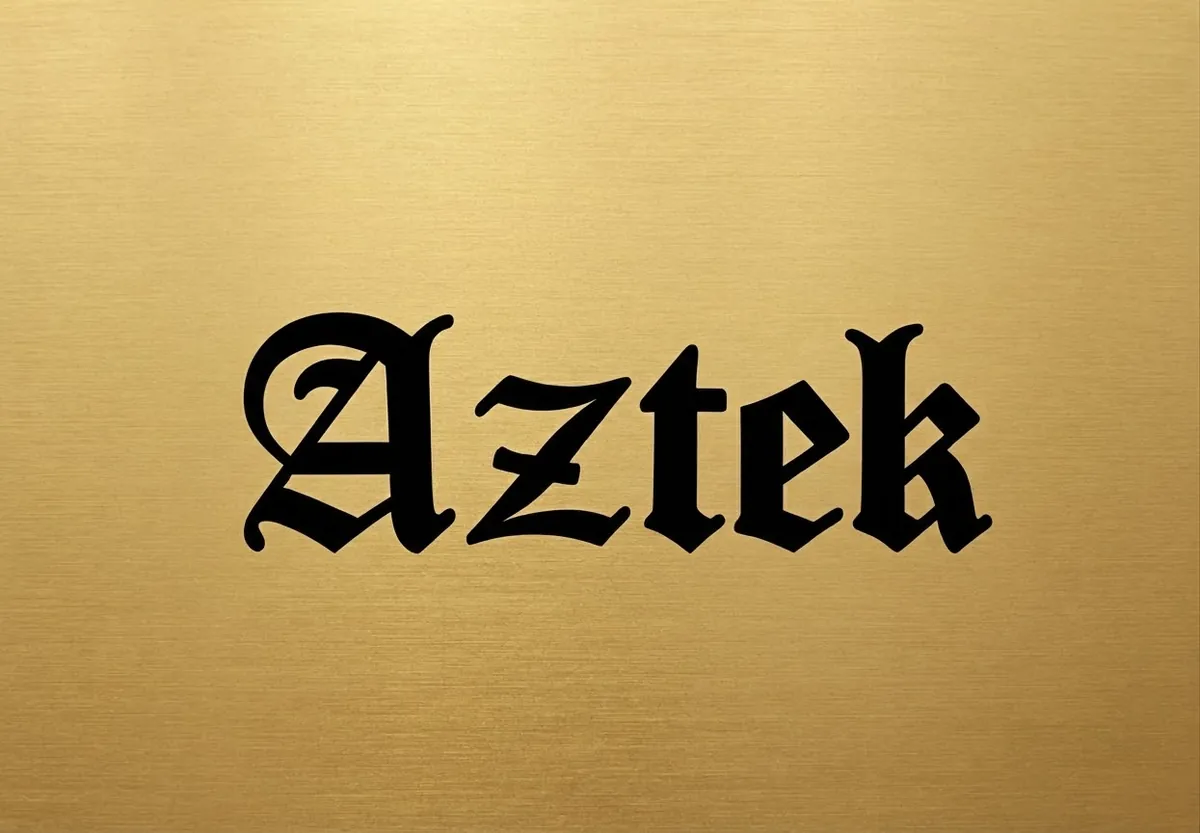 Fırçalanmış altın zemin üzerinde gotik harflerle Aztek logosu
