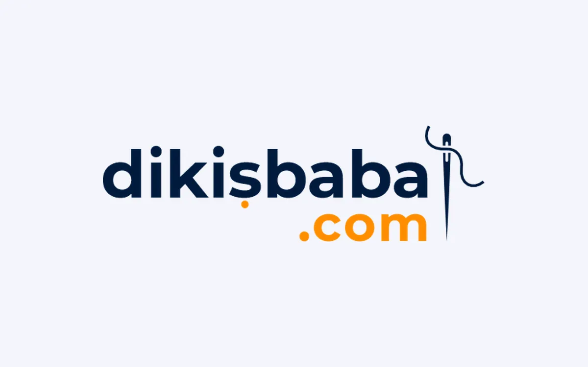 Açık zemin üzerinde lacivert dikişbaba yazısı, turuncu .com ve iğne-iplik simgesi